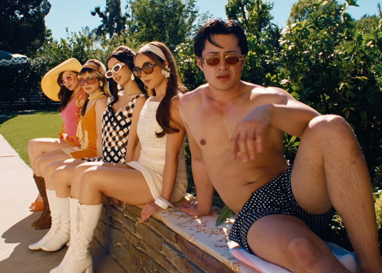 Laufey reúne jovens da realeza Wasian para seu videoclipe ‘Madwoman’