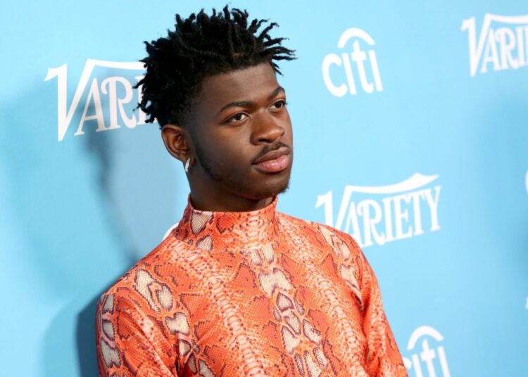 Lil Nas X compartilha atualizações sobre saúde mental e provoca novas músicas em vídeo