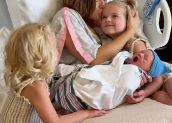 Lindsay Arnold revela o nome do bebê e compartilha um vídeo adorável de suas filhas conhecendo o irmão pela primeira vez