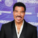 Lionel Richie adoece e interrompe show de abertura da turnê