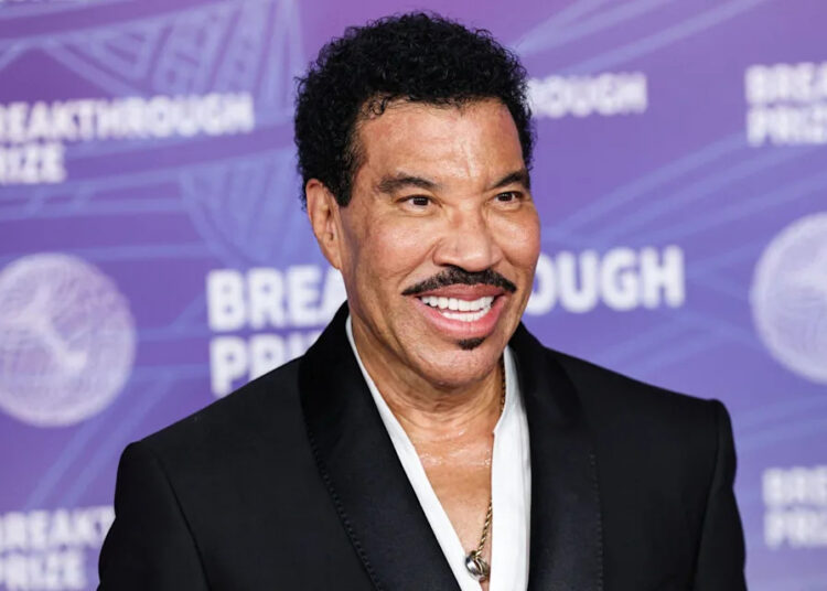 Lionel Richie ignorou 'sinais de alerta' antes da hospitalização e precisa 'cuidar melhor' de si mesmo