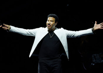 Lionel Richie registra marcas registradas para proteger sua voz na era da IA