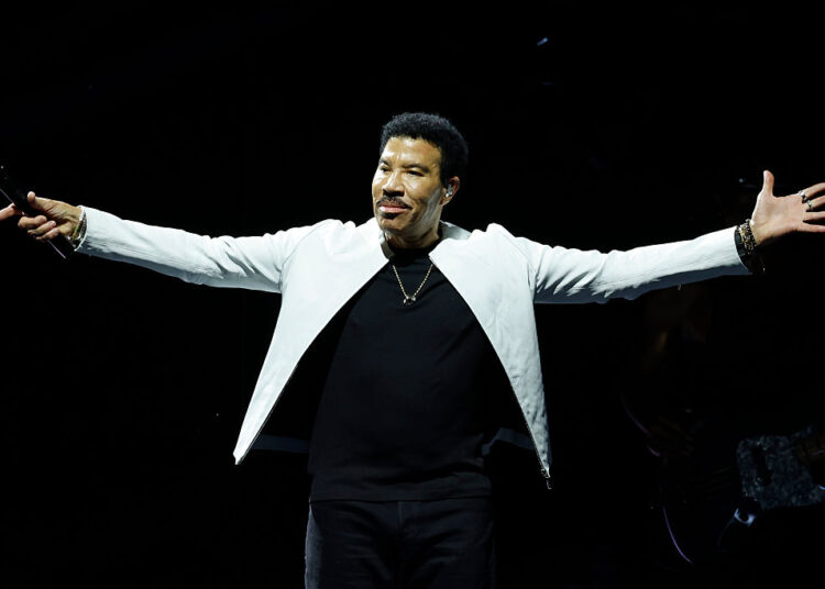 Lionel Richie registra marcas registradas para proteger sua voz na era da IA