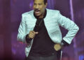 Lionel Richie sofre um inesperado susto de saúde no palco e sai no meio do show durante a noite de abertura da turnê