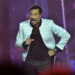 Lionel Richie sofre um inesperado susto de saúde no palco e sai no meio do show durante a noite de abertura da turnê