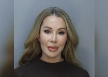 Lisa Hochstein, do RHOM, fala quando a acusação de espionagem é retirada