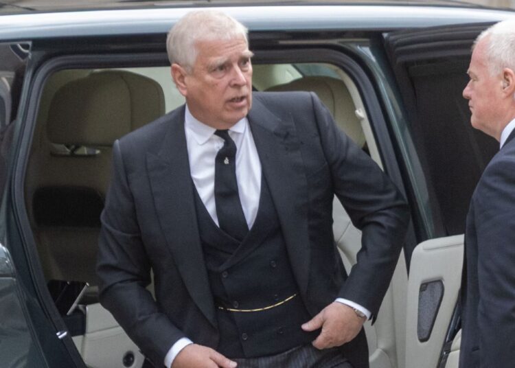 'Lutando': leitor labial revela o que a princesa Beatrice e a princesa Eugenie disseram a seus maridos enquanto a realeza se reunia no casamento de Peter Phillips e Harriet Sperling