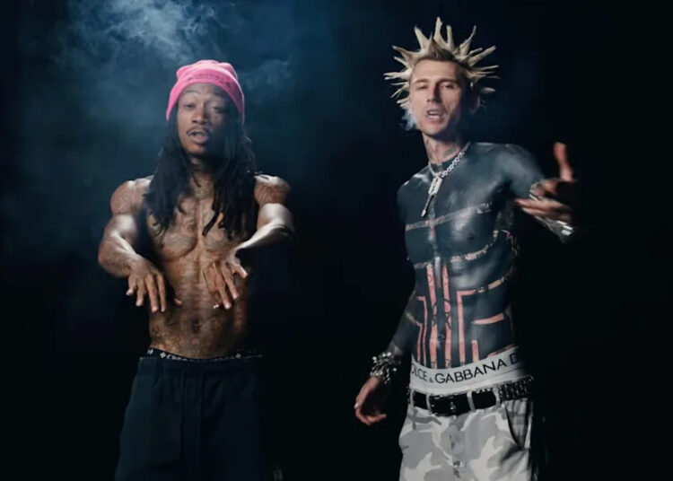 MGK revela susto de saúde devido à tatuagem de blackout