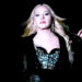 Madonna faz uma pose sensual em um espartilho nu profundo