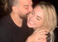 Mark Ballas e esposa da DWTS brincam sobre a primeira viagem sem filho