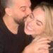 Mark Ballas e esposa da DWTS brincam sobre a primeira viagem sem filho
