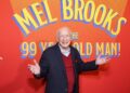 Mel Brooks 'não está apenas sentado' aos 100 anos: por dentro de sua vida de comédia selvagem