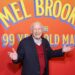 Mel Brooks 'não está apenas sentado' aos 100 anos: por dentro de sua vida de comédia selvagem