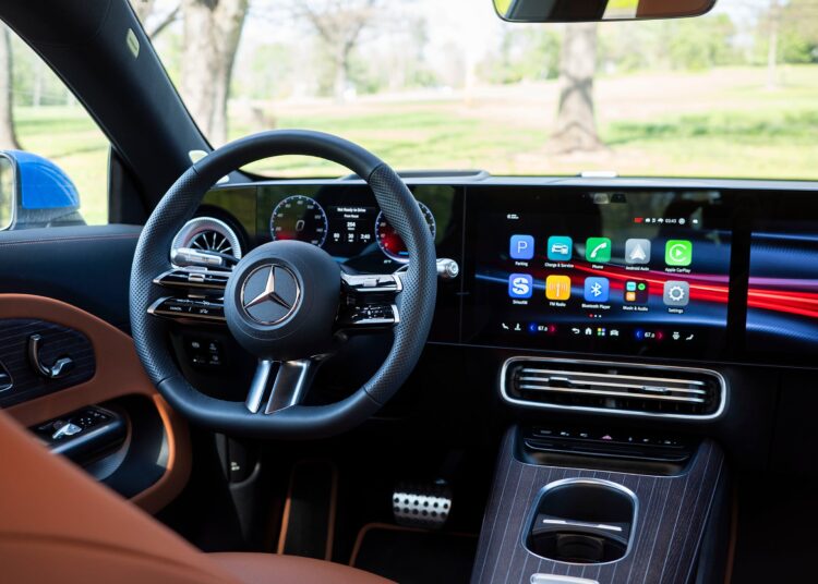 Mercedes abandonou controles musicais no volante para comandos de voz no novo CLA