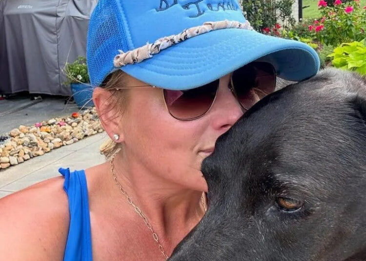 Miranda Lambert provoca trajes de banho em uma selfie de verão em casa no Texas