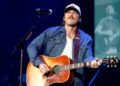 Morgan Wallen arremessa telefone de segurança no palco