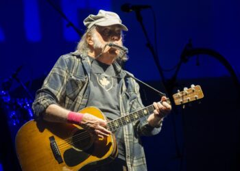 Neil Young lançou silenciosamente um filme de concerto de uma hora de duração de graça