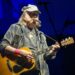 Neil Young lançou silenciosamente um filme de concerto de uma hora de duração de graça