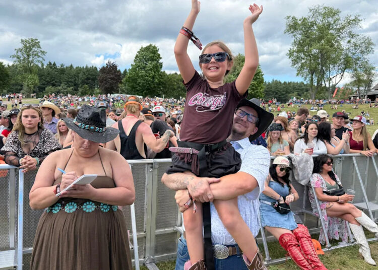 'Nenhuma festa como esta.' Country Fest atrai milhares de pessoas para música e diversão
