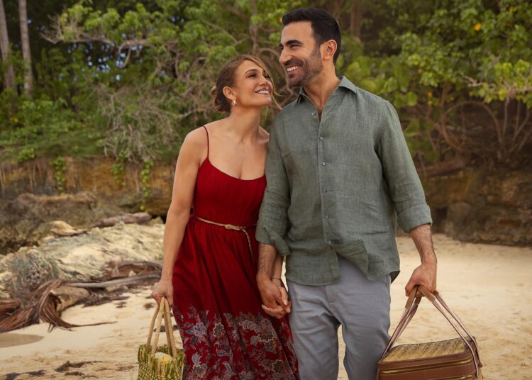 No Breezy Office Romance, Brett Goldstein prova uma combinação digna de Rom-Com para Jennifer Lopez