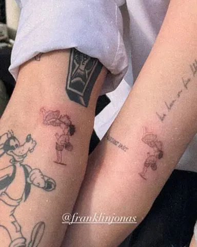 Noah Cyrus e Frankie Jonas revelam que fizeram tatuagens iguais com um significado especial
