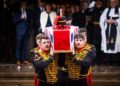 Notícias reais: King's Troops realizam funeral para soldado que morreu no Royal Windsor Horse Show