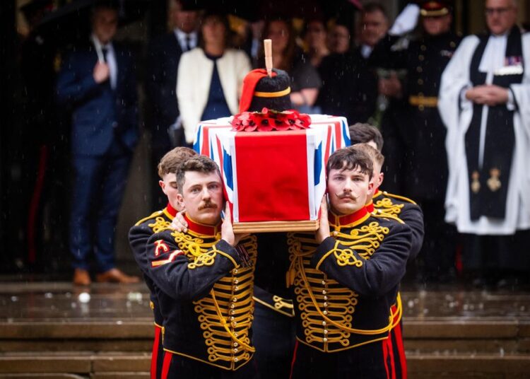 Notícias reais: King's Troops realizam funeral para soldado que morreu no Royal Windsor Horse Show
