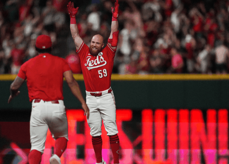 O HR de Benson em 9º empata, o single de saída de Dunn em 10º leva os Reds à vitória sobre Royals por 4-3