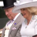 O Rei e a Rainha lideram a tradicional procissão de carruagens no Royal Ascot