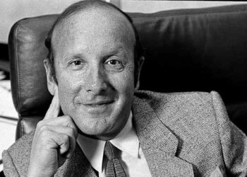 O astro Clive Davis será homenageado no funeral. Veja como assistir