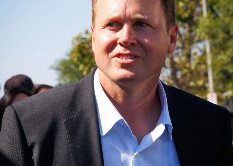 O candidato reprovado a prefeito, Spencer Pratt, responde à oferta de Jimmy Kimmel para ajudá-lo a sair de Los Angeles