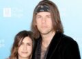 O cantor Beartooth, Caleb Shomo, lembra de ter se assumido para a esposa
