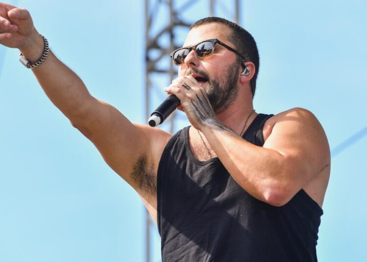 O cantor country Tyler Farr cancelou show devido a um acidente na fazenda