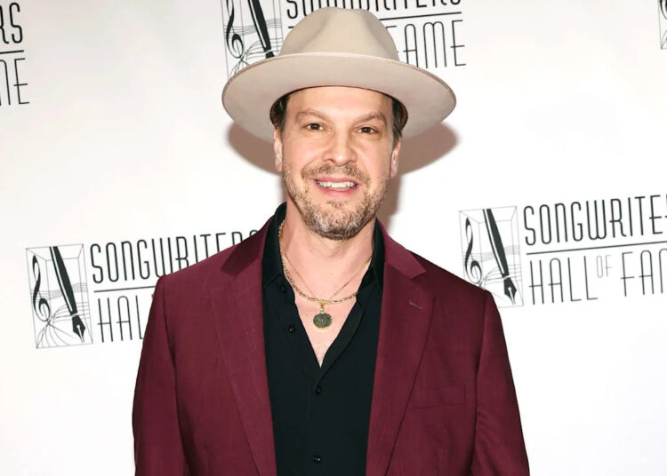 O cantor da música tema de “One Tree Hill”, Gavin DeGraw, nunca viu o show: 'Isso é ruim da minha parte?'