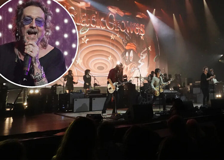 O cantor do Black Crowes, Chris Robinson, vaiou depois de zombar do canto 'EUA' dos fãs da Flórida