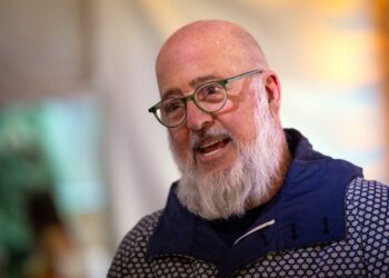 O chef famoso Andrew Zimmern retorna com uma missão além do prato