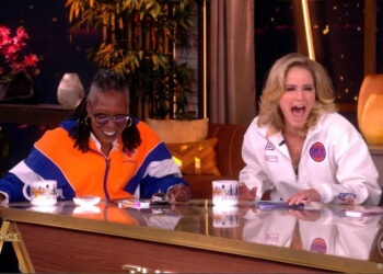O co-apresentador de “The View” entra em pânico quando um telefone celular barulhento interrompe a transmissão ao vivo: ‘Uh-oh’