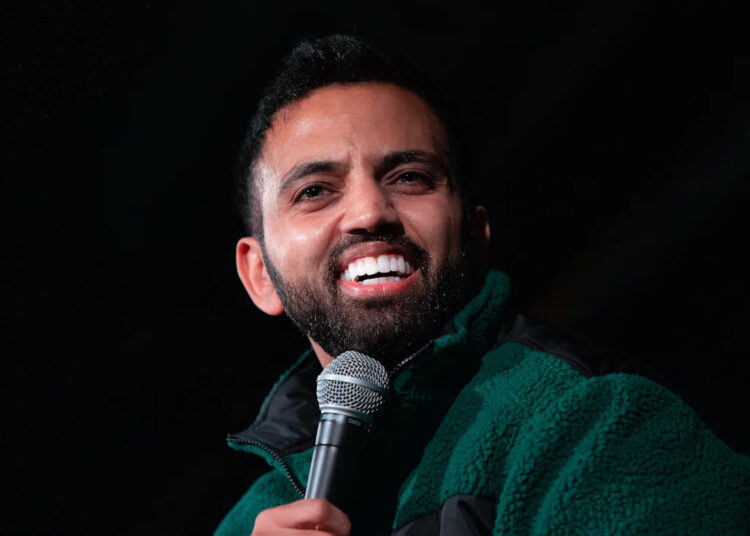 O comediante Akaash Singh assina com a UTA