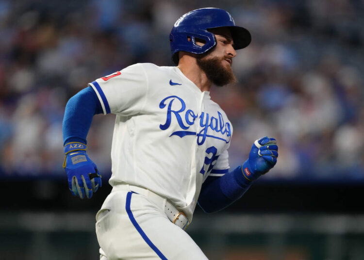 O defensor externo do Royals, Kyle Isbel, perderá um tempo significativo devido a uma lesão no pé esquerdo