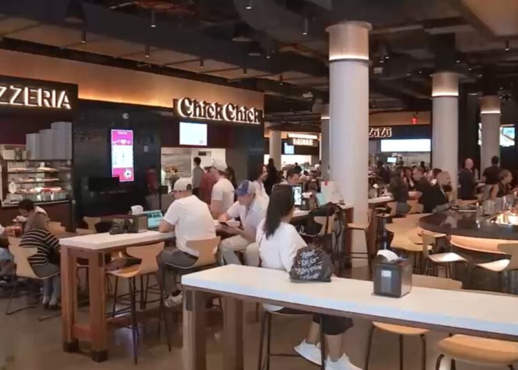 O edifício Lord and Taylor de Nova York reabre, oferecendo restaurantes de serviço completo, bares e restaurantes com curadoria