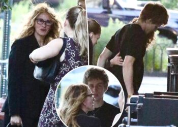 O filho de Julia Roberts, Henry, eleva-se sobre ela em Nova York