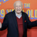 O filho de Mel Brooks compartilha foto da lenda da comédia comemorando 100 anos e diz que ainda está 'afiado'