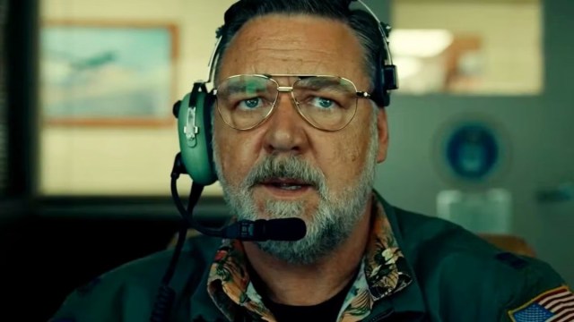 O filme de ação de Russell Crowe com os irmãos Hemsworth está saindo da Netflix