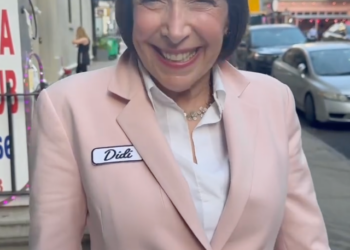 O ícone de Grease e Happy Days, 74, parece atemporal em novas fotos impressionantes