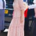 O midi e as cunhas rosa sorvete da Duquesa Sophie são uma roupa de férias perfeita
