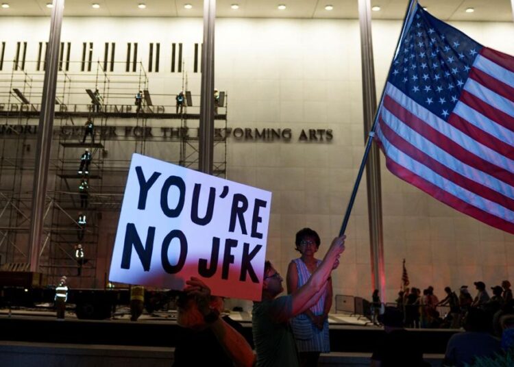 O nome de Trump desapareceu da fachada do Kennedy Center, de acordo com um alto funcionário do local de artes | Entretenimento