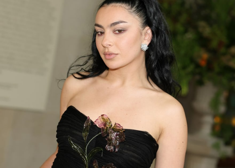 O novo álbum de Charli XCX, 'Music, Fashion, Film' está a caminho