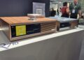 O novo console de música e os alto-falantes finos da Ruark são o sistema de reprodução de CD, rotação de vinil e streaming de música de alta resolução que seu pequeno apartamento deseja
