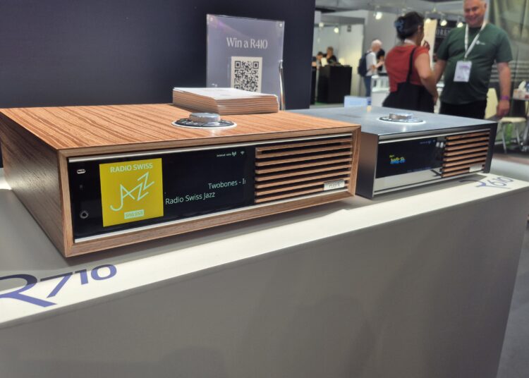 O novo console de música e os alto-falantes finos da Ruark são o sistema de reprodução de CD, rotação de vinil e streaming de música de alta resolução que seu pequeno apartamento deseja