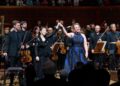 O novo diretor musical da SF Symphony, Elim Chan, recebeu boas-vindas efusivas no primeiro show desde que foi contratado